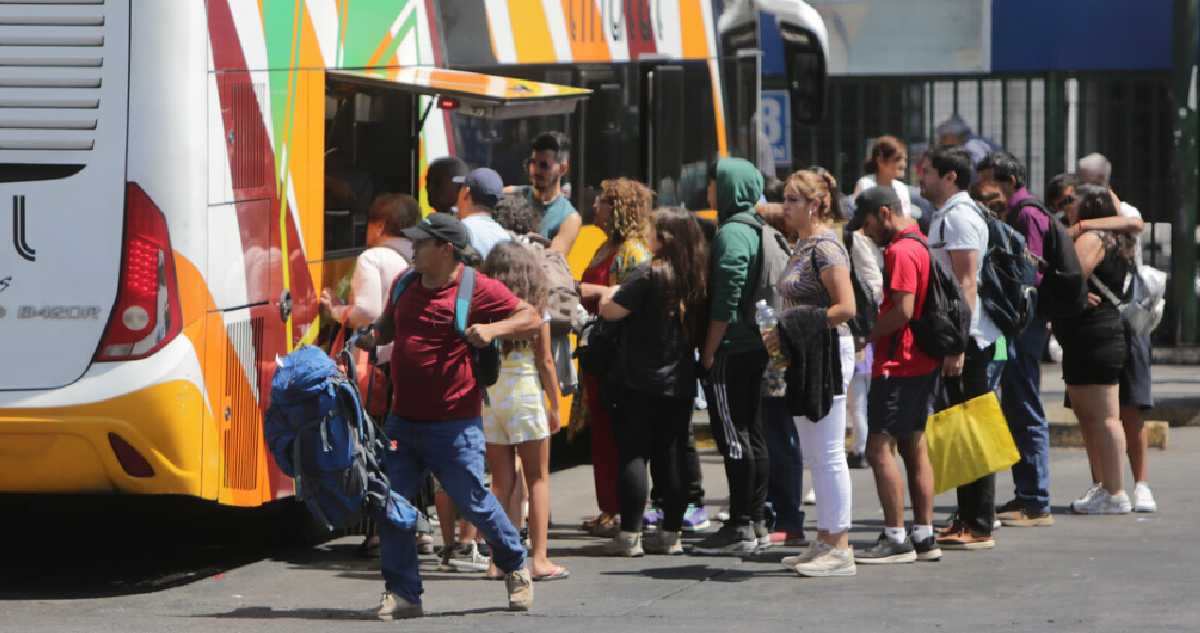 Cuidado de equipaje, puntualidad y tarifas claras: Sernac recalca los deberes de las empresas de buses