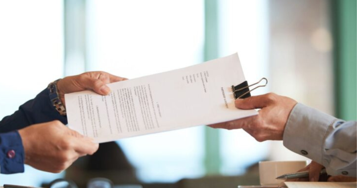 Personas intercambiando un documento