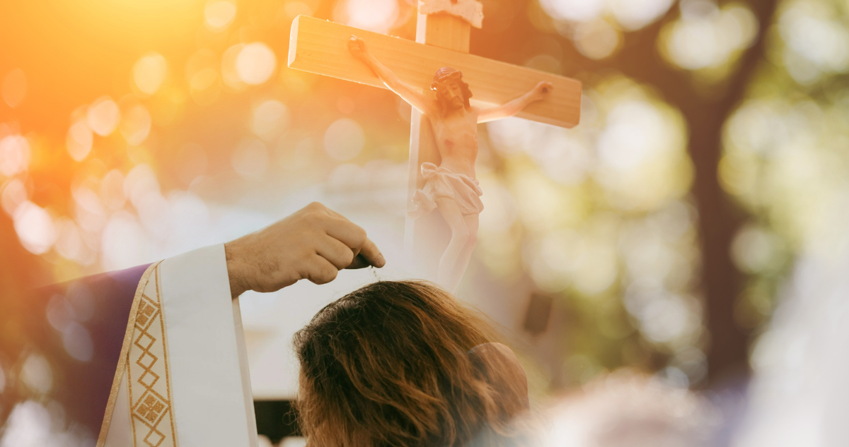 Foto de contexto de Cuaresma: Imposición de cenizas y cruz de fondo.