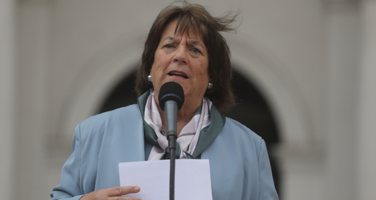 Defensa arremete por supuestos “amarres”: tacha críticas de “incomprensibles” y respalda concursos