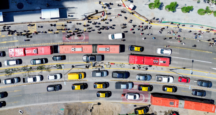 Buses RED en medio del tráfico
