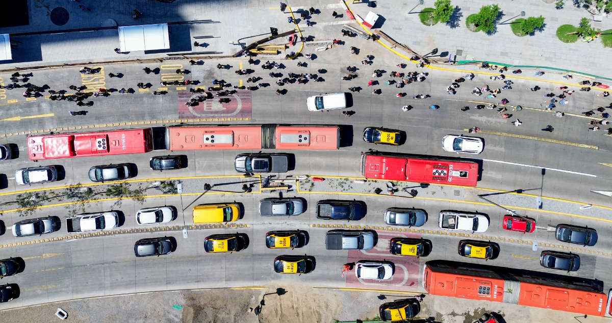 Buses RED en medio del tráfico