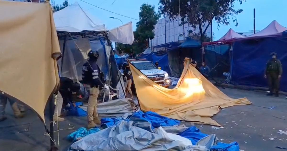 Realizan nuevo operativo para desalojar a toldos azules e instalar rejas en el barrio Meiggs