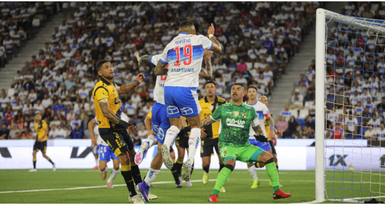 Diego Mono Sánchez en el cruce entre Universidad Católica y Coquimbo Unido