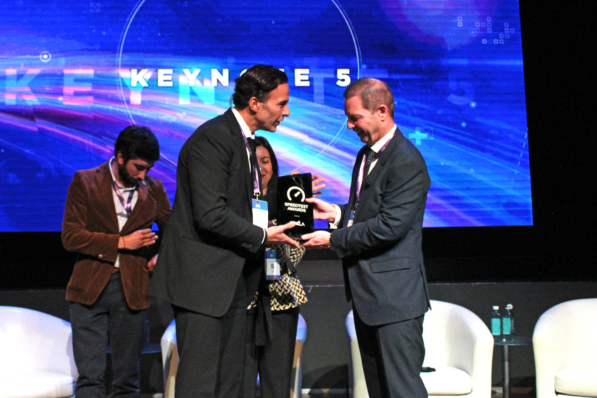 Mundo recibe premio de Ookla en Digital Summit Latam en Madrid