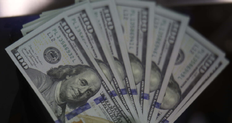 Dólar sigue repuntando y supera los $870 ante cifras económicas en Chile y Estados Unidos