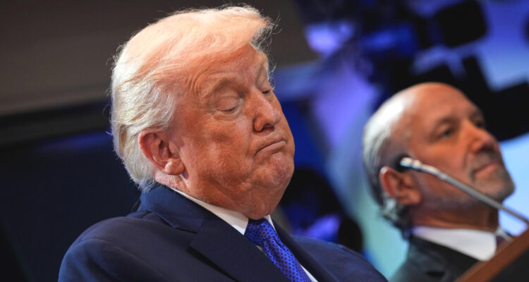 Donald Trump condena fallo judicial y firma arancel global del 10%