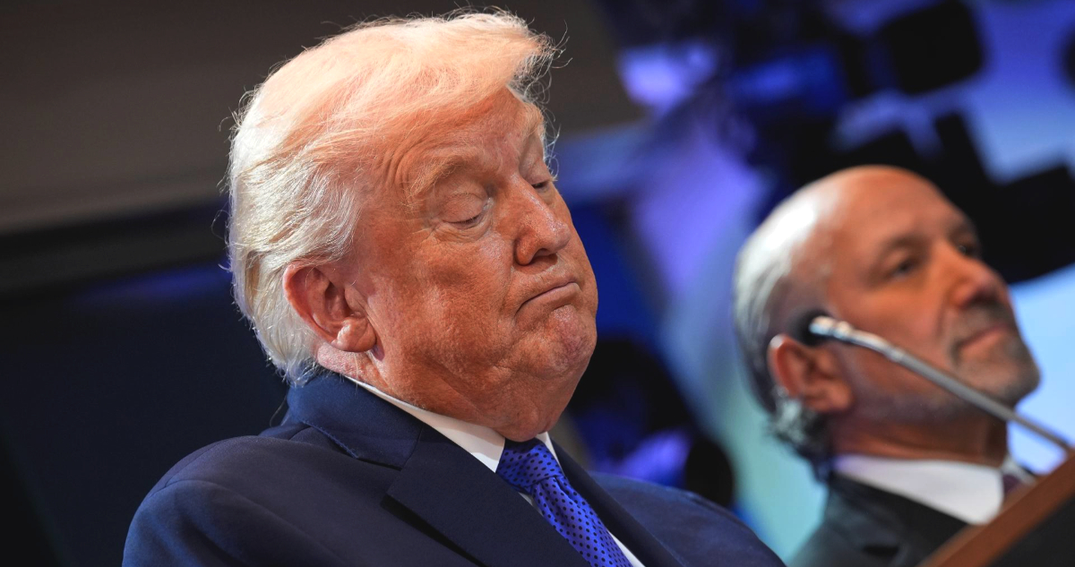 Donald Trump condena fallo judicial y firma arancel global del 10%