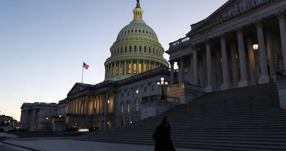 Detienen a joven de 18 años que corría con escopeta hacia el Capitolio, sede del Congreso de EEUU