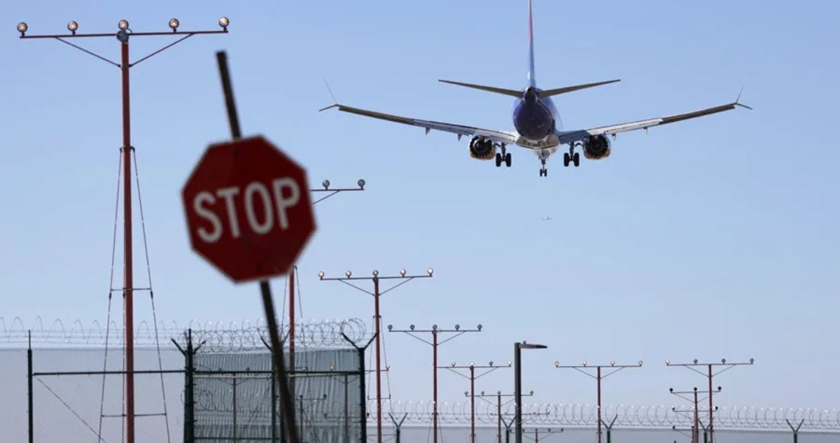 ¿Incursión de dron narco o prueba láser de EEUU? Versiones contradictorias por cierre aéreo en El Paso