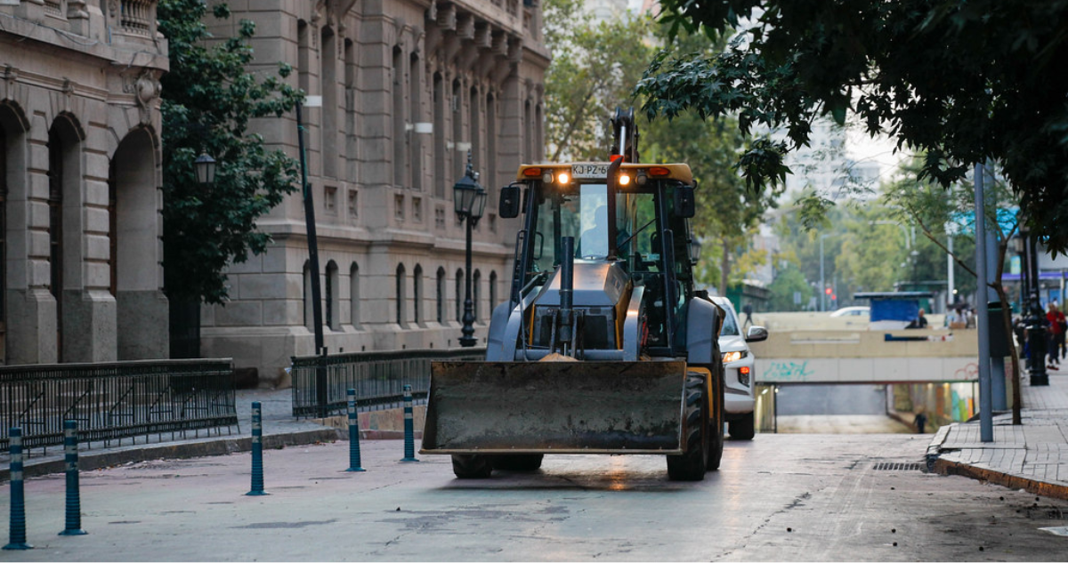 Comienzan trabajos para reactivar eje Bandera como vía exclusiva de buses RED en Santiago