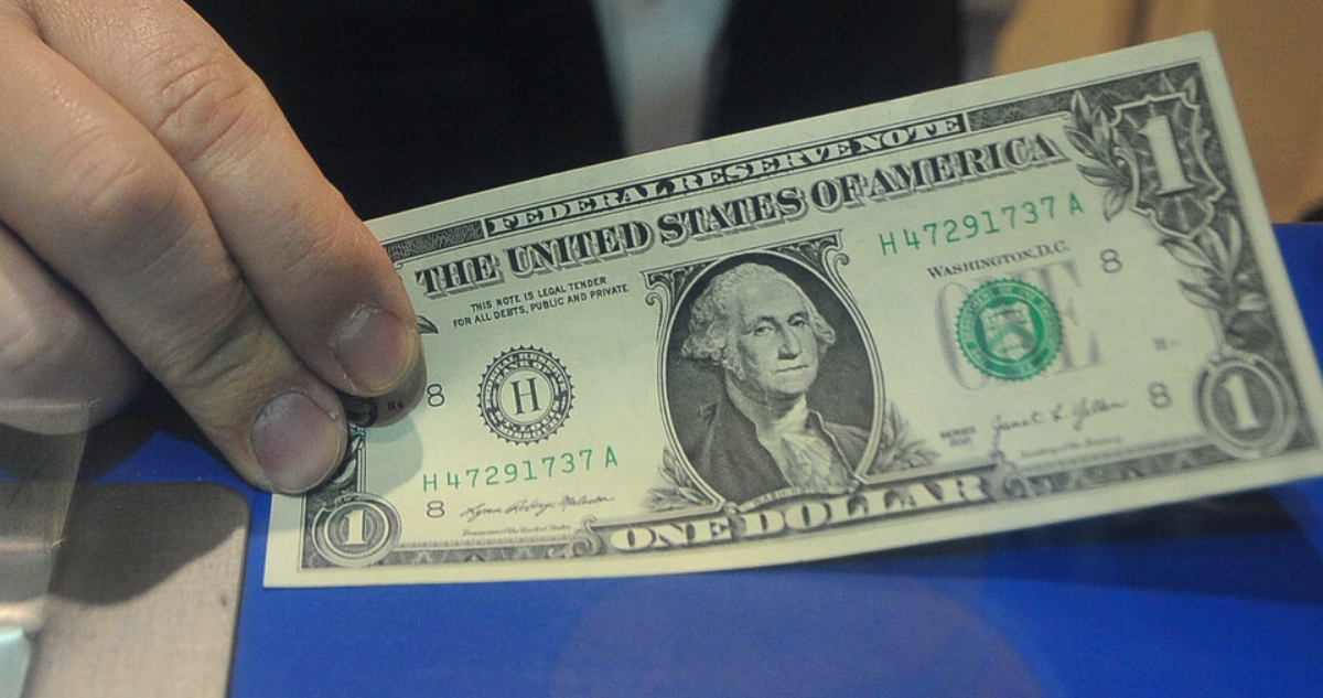 El dólar cae a niveles no vistos desde fines de 2023 tras el dato de inflación que respaldó al peso