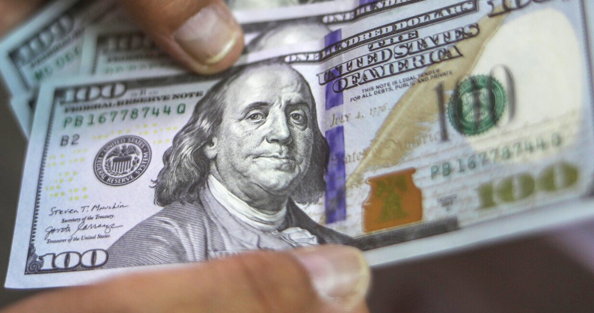 El dólar se mantiene bajo los $860 con un precio del cobre que continúa presionando al tipo de cambio