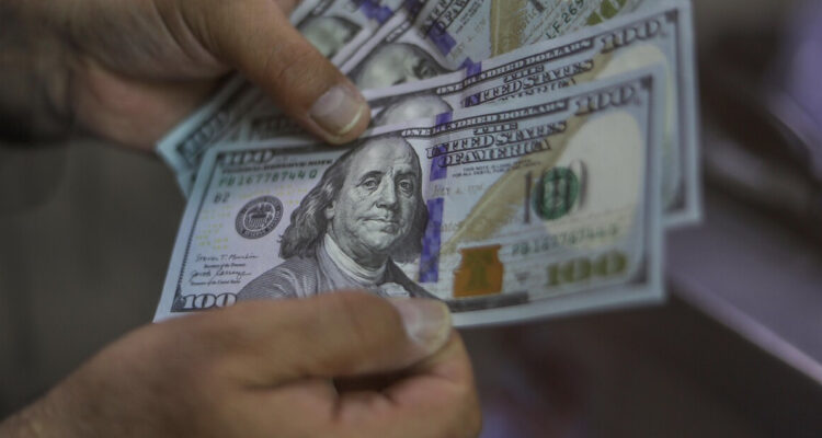 El dólar sube unos $10 y se recupera sobre la barrera de los $860 tras nuevos datos de EEUU