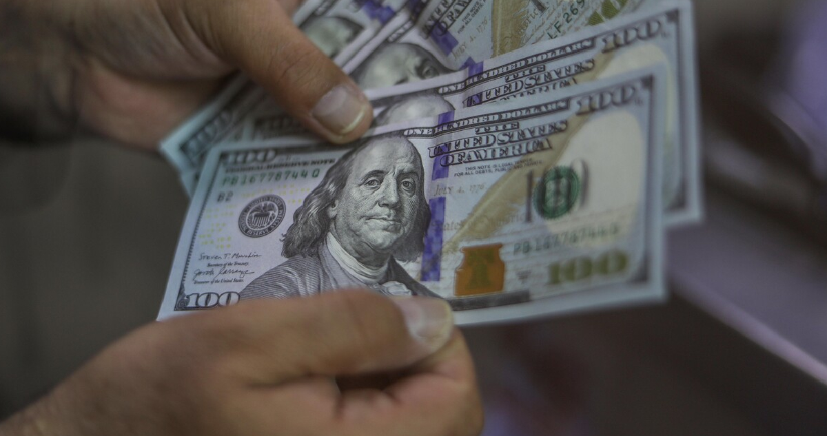 El dólar sube unos $10 y se recupera sobre la barrera de los $860 tras nuevos datos de EEUU