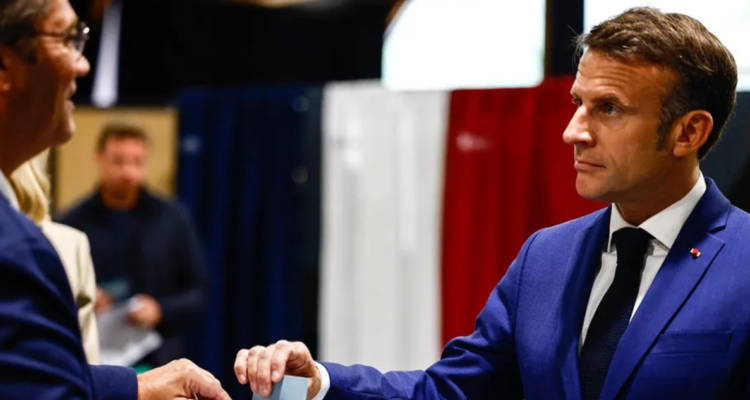 Emmanuel Macron votando en las elecciones legislativas de Francia de 2024