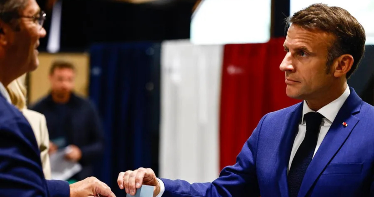 Emmanuel Macron votando en las elecciones legislativas de Francia de 2024