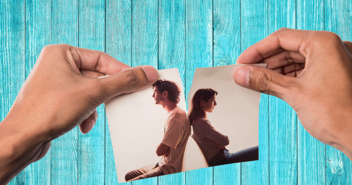 Manos rompiendo fotografía de pareja