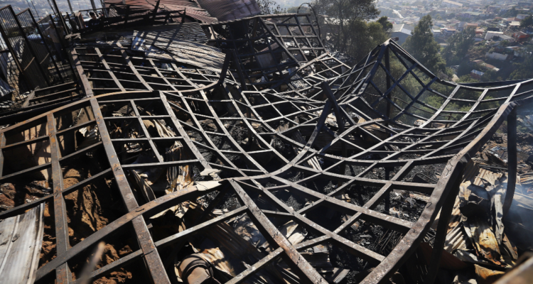 Megaincendio de Valparaíso: damnificados se querellarán por posibles irregularidades en uso de fondos