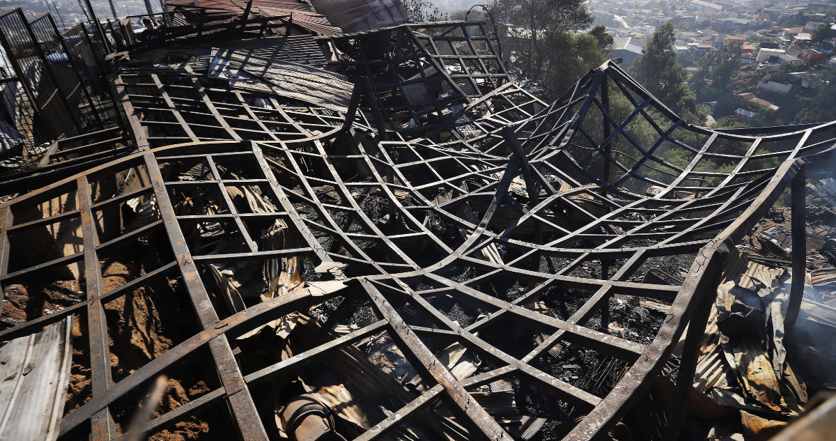 Megaincendio de Valparaíso: damnificados se querellarán por posibles irregularidades en uso de fondos