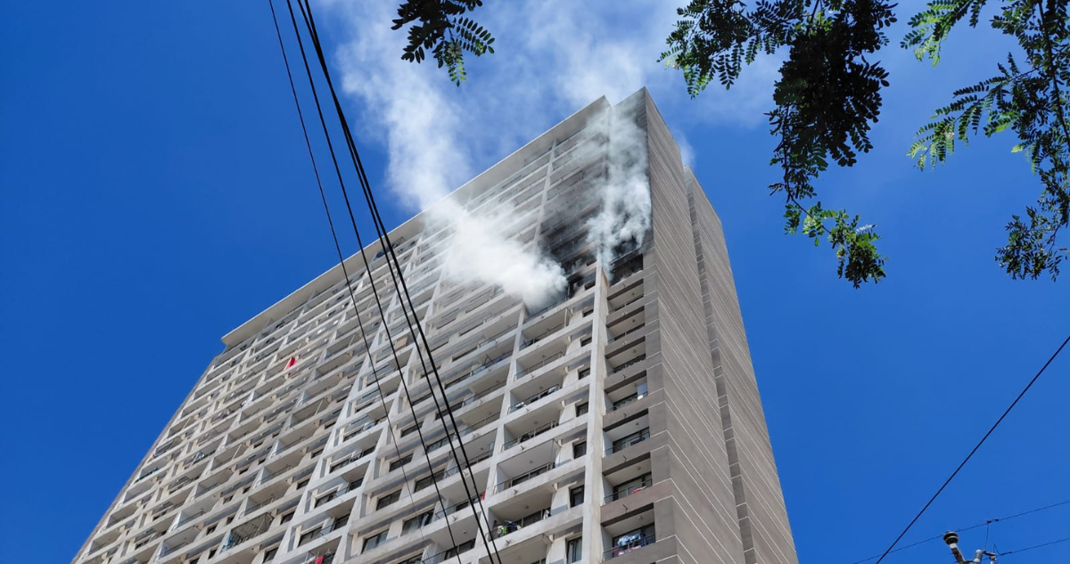 Evacúan edificio residencial en Estación Central por incendio en piso 15