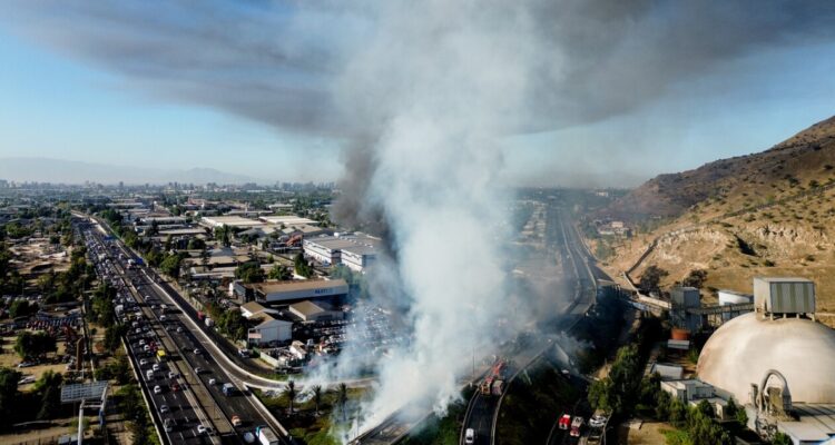 Explosión de camión en la RM deja varias personas quemadas y autos incendiados en plena carretera