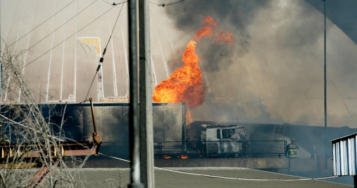 Explosión en la RM: Bomnbero confirma que víctimas se lanzaron desde puente para huir de las llamas