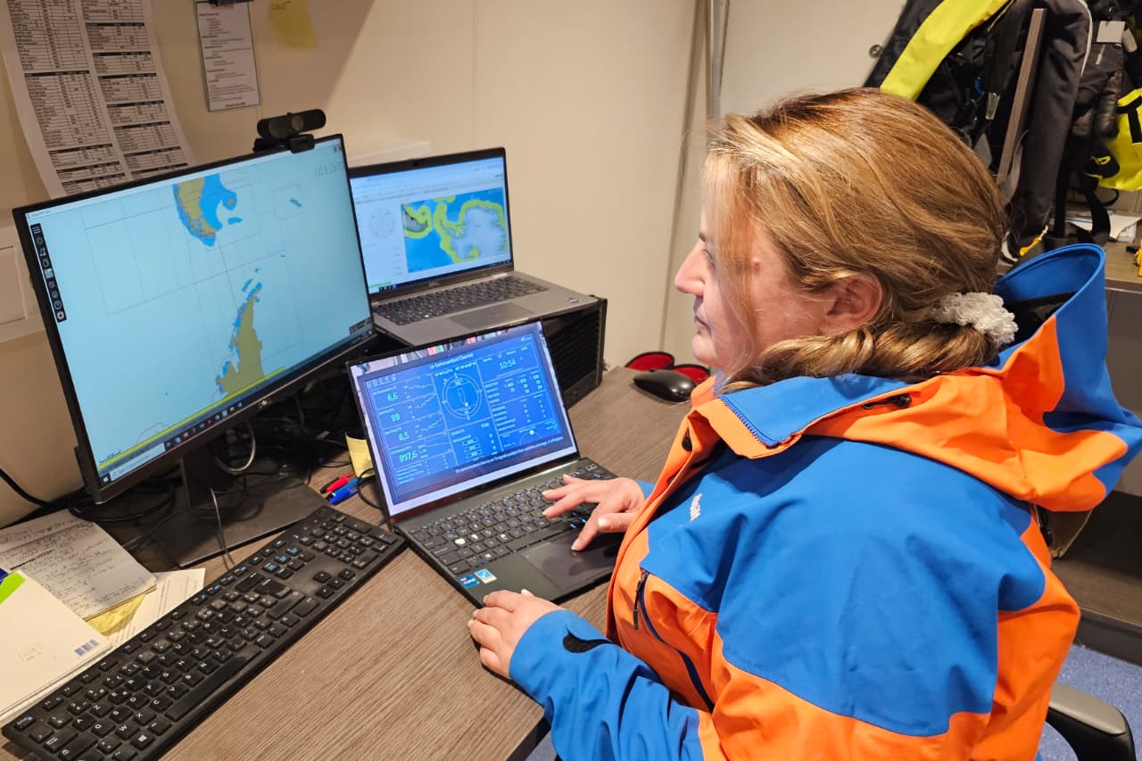Datos de navegación y condiciones ambientales en torno a los 57°S, mientras se buscaban señales del Frente Polar Antártico.