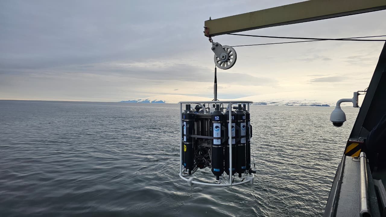 Roseta con botellas lanzada desde la popa del buque para recolectar muestras de agua a diferentes profundidades.