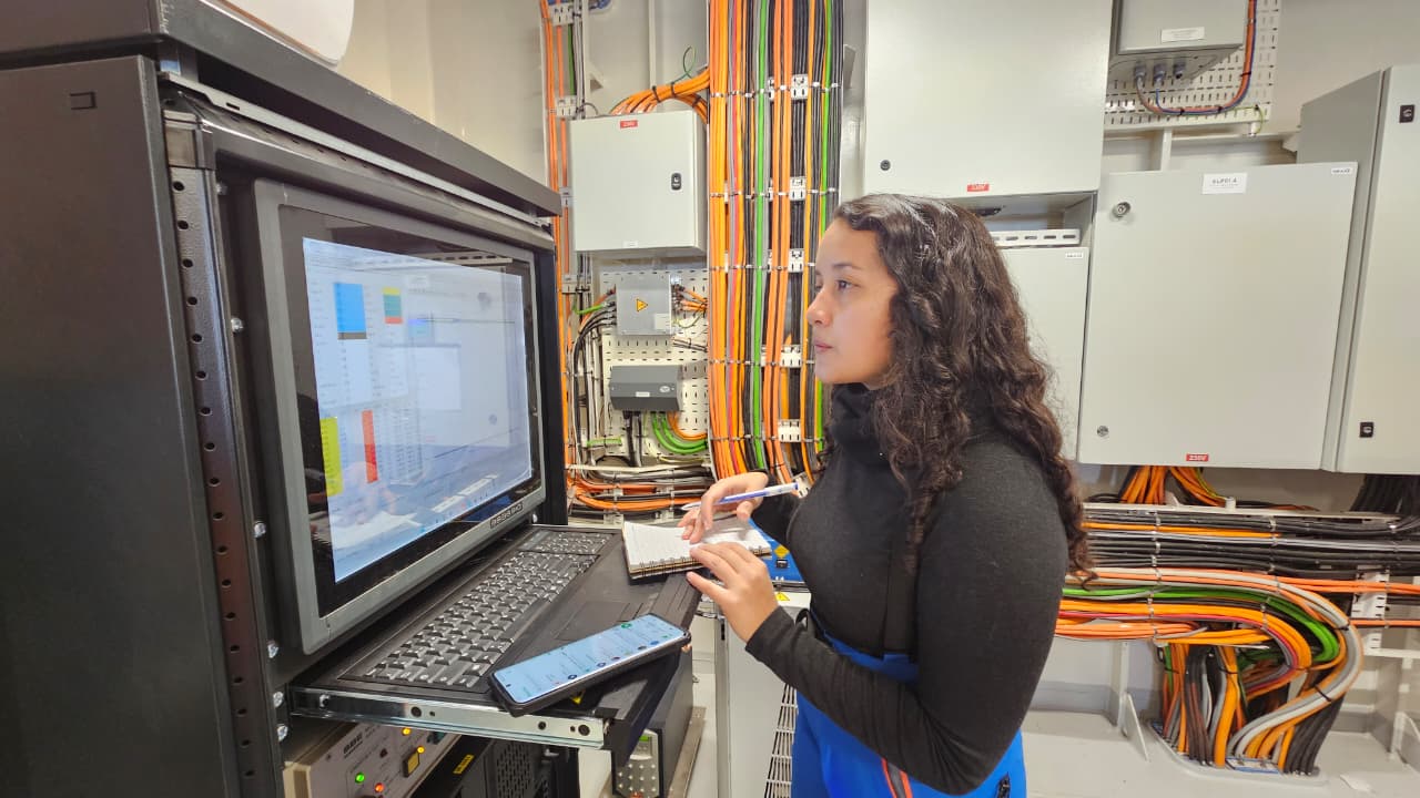 Seguimiento de la trayectoria del buque y puntos de muestreo entre Ushuaia y la Península Antártica, siguiendo en parte el recorrido del Frente Polar antártico.