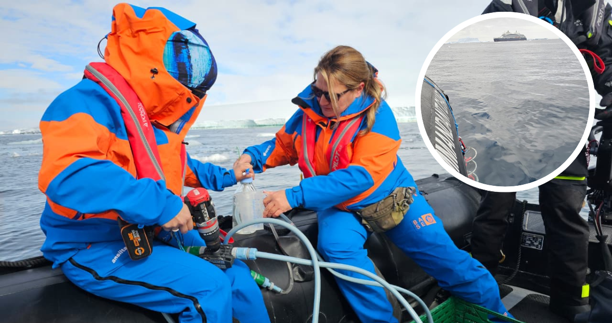 Investigadoras haciendo pasar agua a través de una botella para medir después el metano disuelto.
