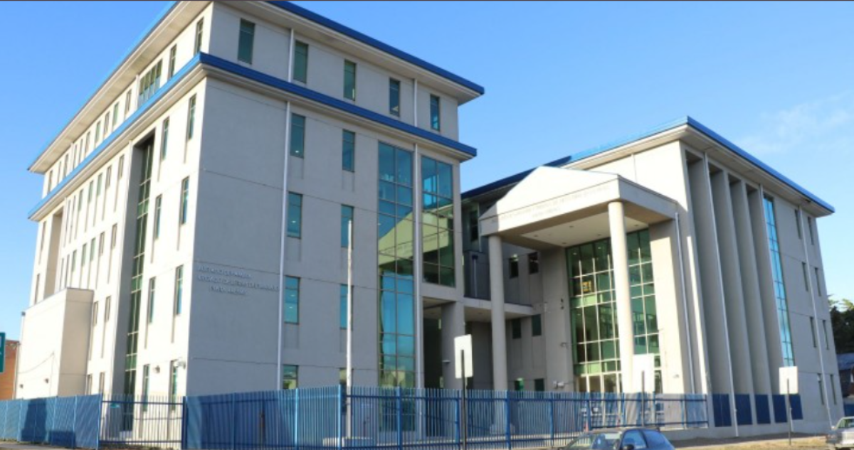 Formalizan a sujeto acusado de agredir y dejar desnuda en la vía pública a su expareja en Magallanes