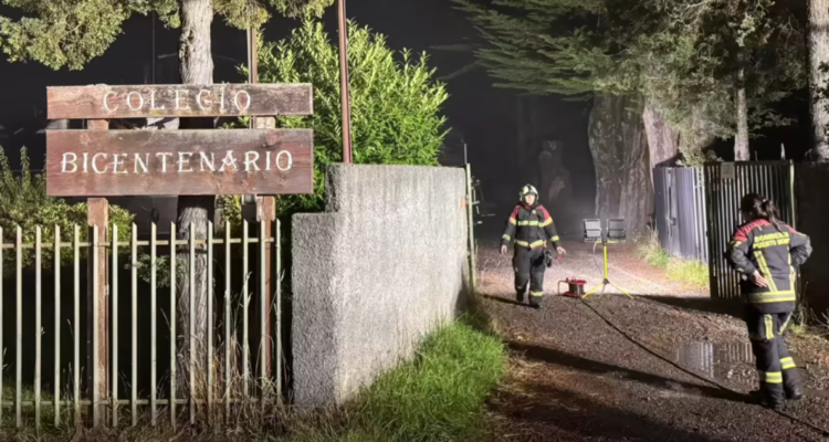Incendio destruye totalmente Colegio Bicentenario de Alerce en Puerto Montt: hay cuatro detenidos