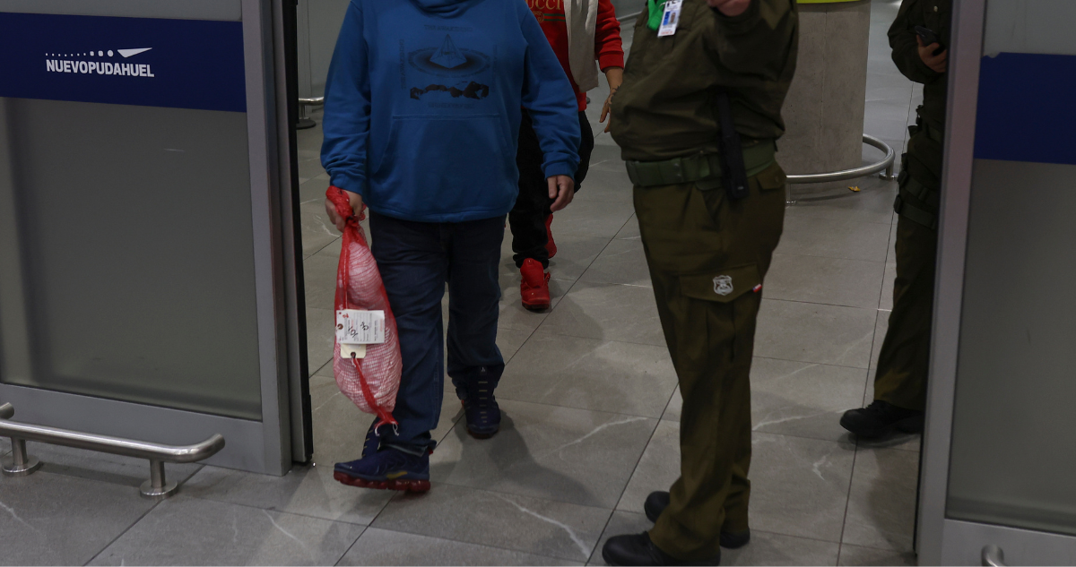 Aterriza vuelo chárter con 18 chilenos deportados desde EEUU: 2 tenían ordenes de detención vigentes