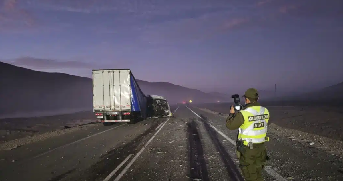 Un fallecido deja grave colisión de camiones en peligrosa ruta de región de Antofagasta