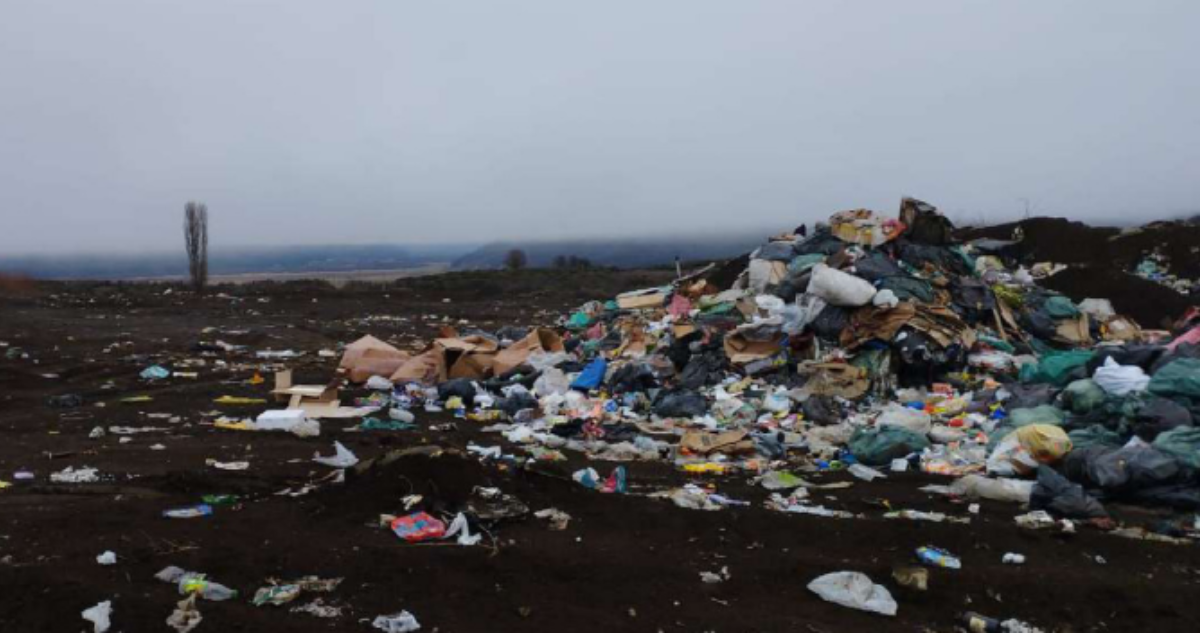 Confirman daño ambiental a familias que viven a 80 metros de vertedero en Lonquimay: acusan abandono