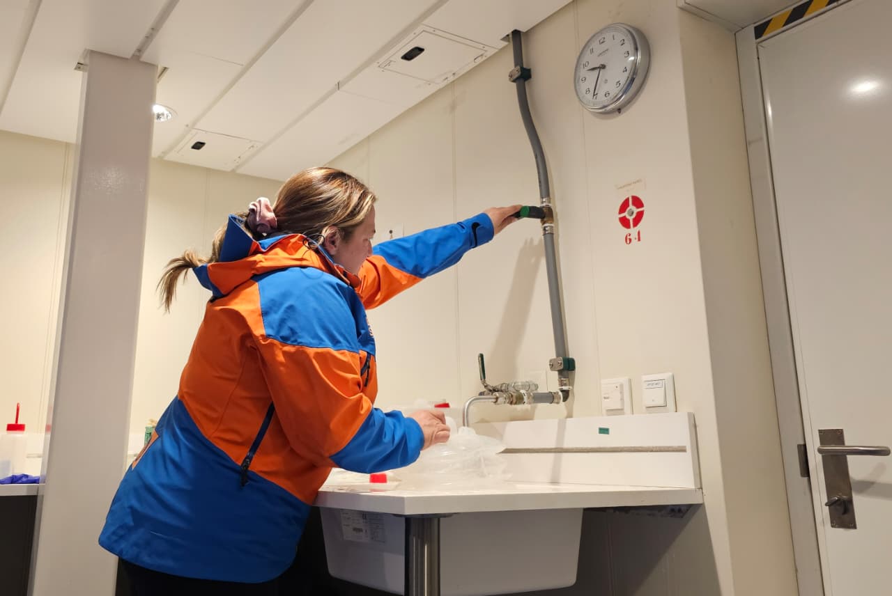 Toma de agua en el laboratorio, proveniente de la bomba que extrae el agua a 10 m de profundidad desde el casco del buque.