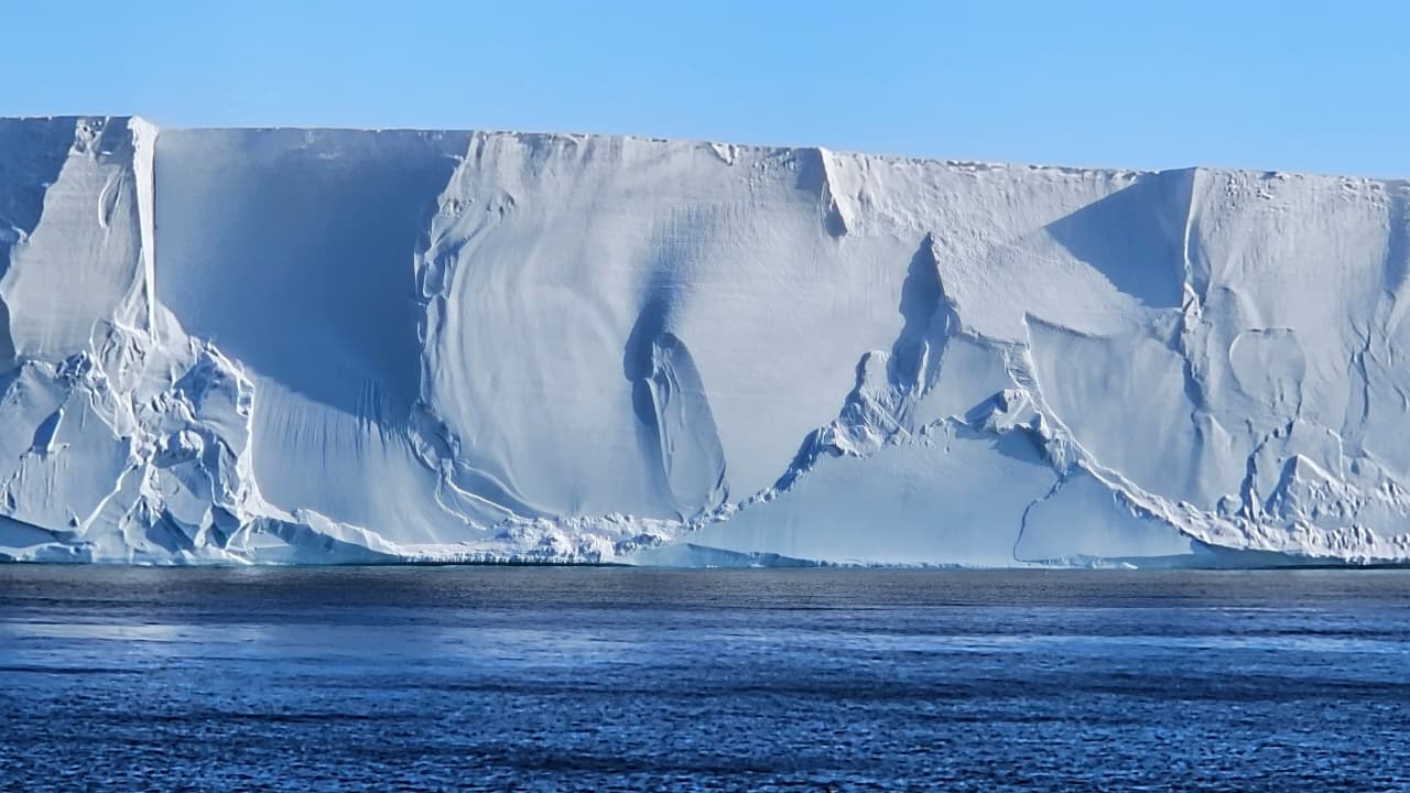 Paredón de hielo en el mar de Ross que observábamos mientras cruzábamos la línea del antimeridiano.