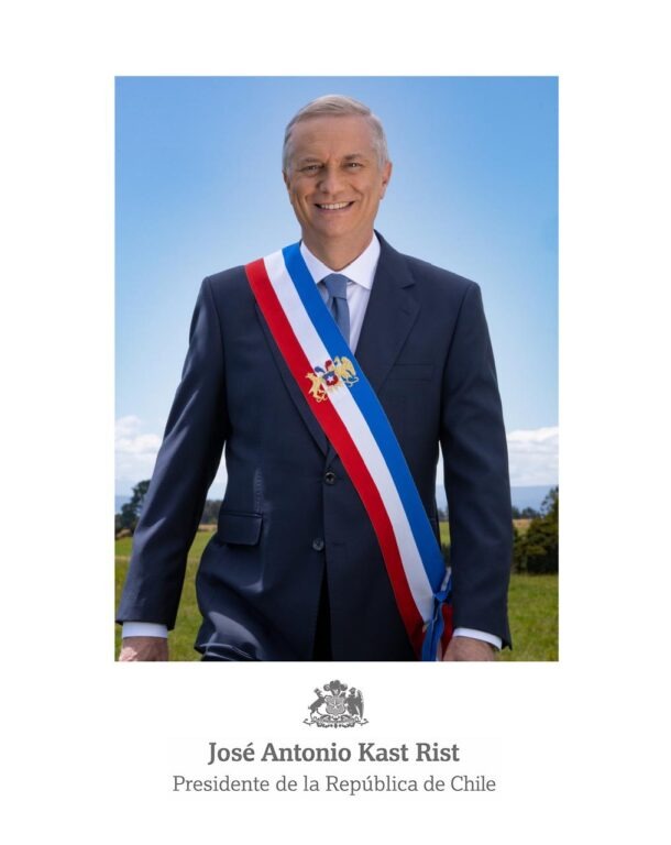 Fotógrafos expertos desmenuzan imagen presidencial de José Antonio Kast y la comparan con la de Boric