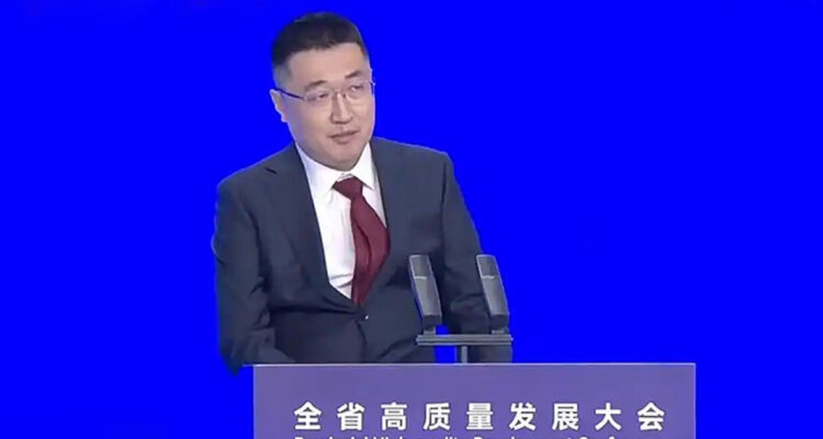 Enigmático fundador de Shein realiza rara aparición pública y defiende su “adictivo” modelo de negocio