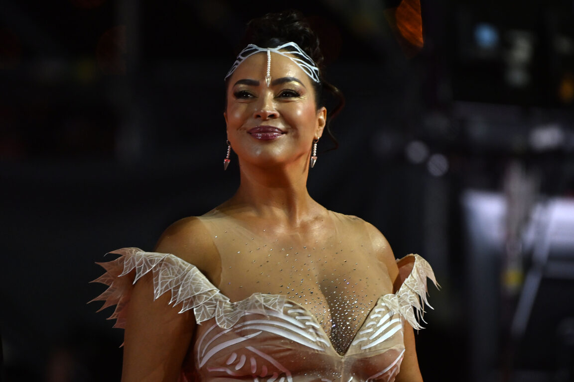 "Nadie merece esa w.." Comentarios lapidan vestimenta de Marlen Olivarí en gala de Viña