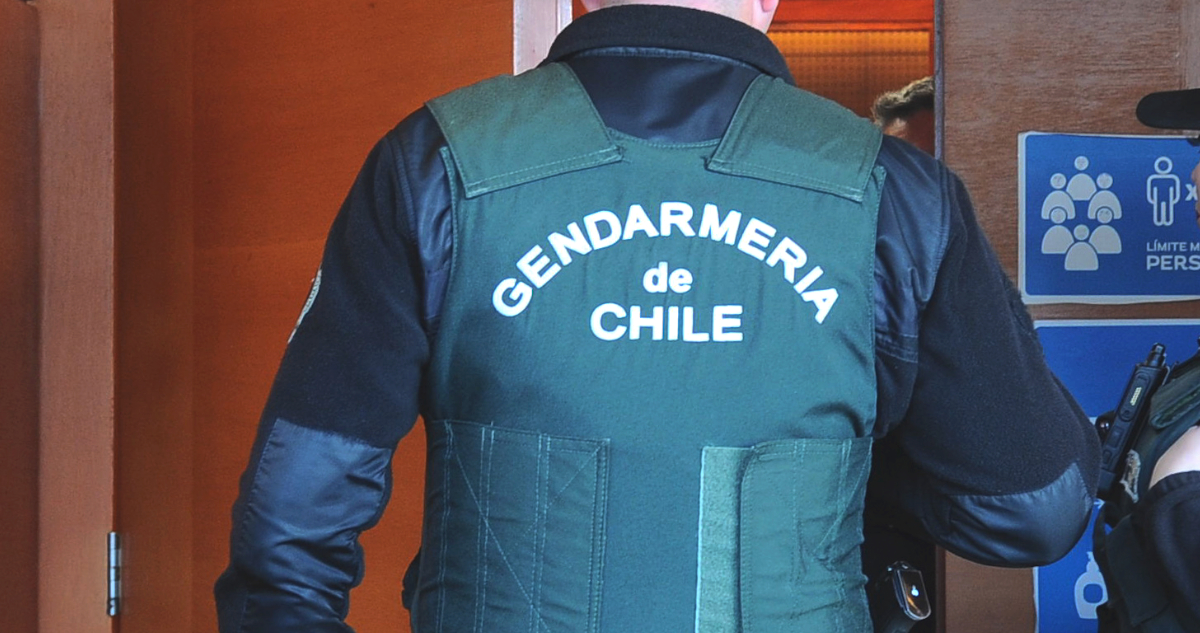 Gendarmería remueve a dos funcionarios tras error que liberó a imputado en Centro de Justicia
