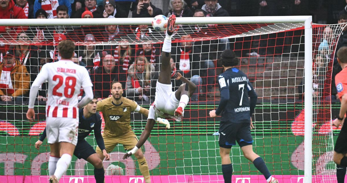 Ragnar Ache marcó golazo de chilena en la Bundesliga alemana.