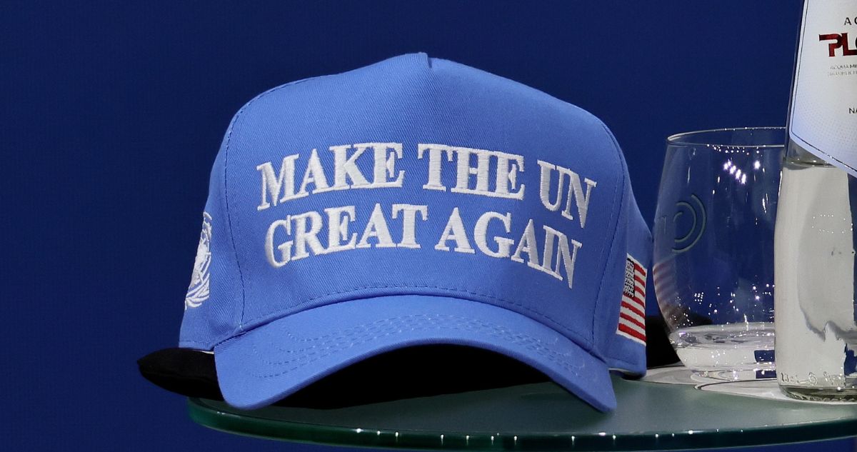 Gorro presentado por el embajador de Estados Unidos