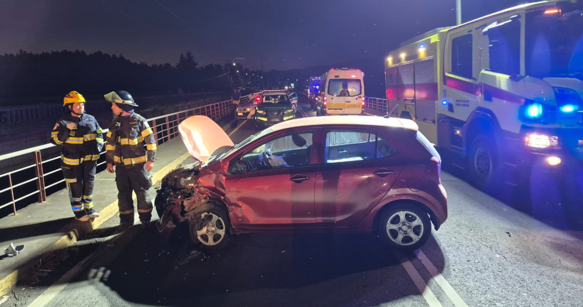 Grave colisión entre dos vehículos dejó a una madre y un lactante heridos en Bulnes