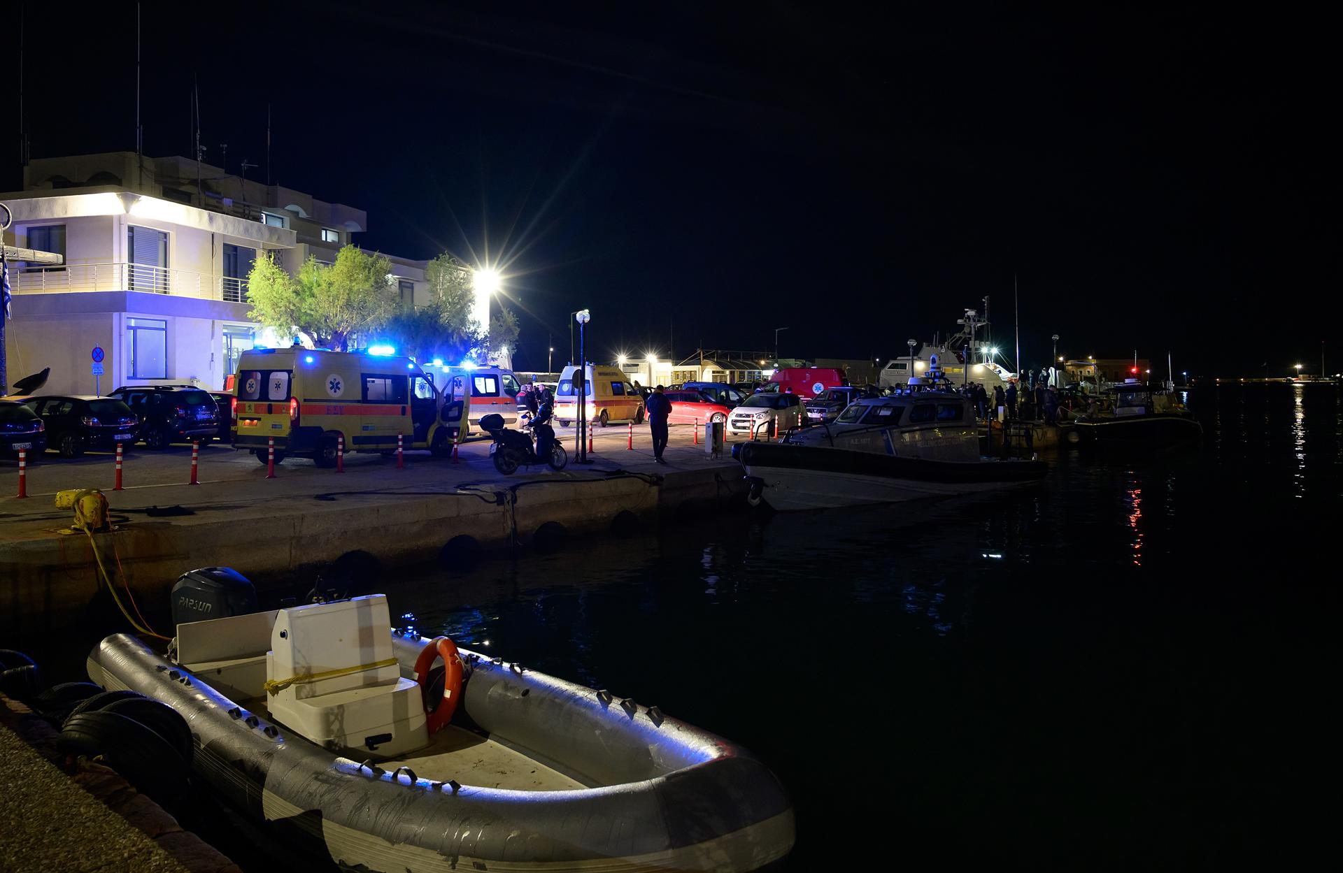 Las ambulancias transportan a personas heridas en un puerto de la isla de Quíos, Grecia