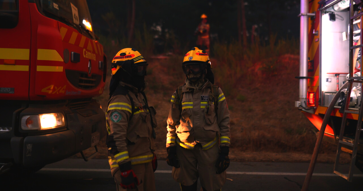 Hallan a una mujer fallecida en medio de remoción de escombros por incendio forestal en Melipilla