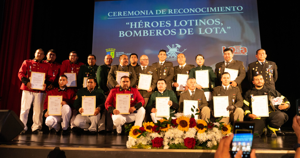 Histórico: Lota reconoce a 24 bomberos como hijos y ciudadanos ilustres por su ayuda en megaincendio