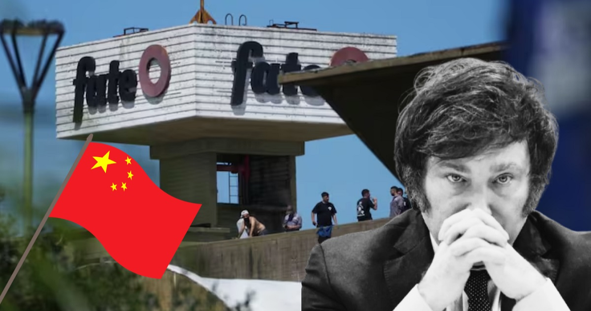 Edición digital que contiene la cerrada fábrica de neumáticos Fate, el rostro del presidente argentino Javier Milei y una bandera de China.