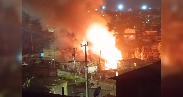 Incendio afectó a un almacén y una vivienda de material ligero en San Antonio